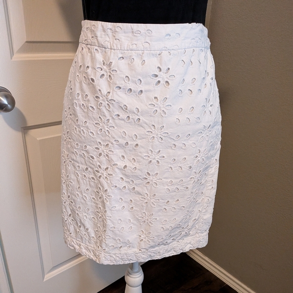 Old Navy White Eyelet Mini Skirt - Picture 2 of 8